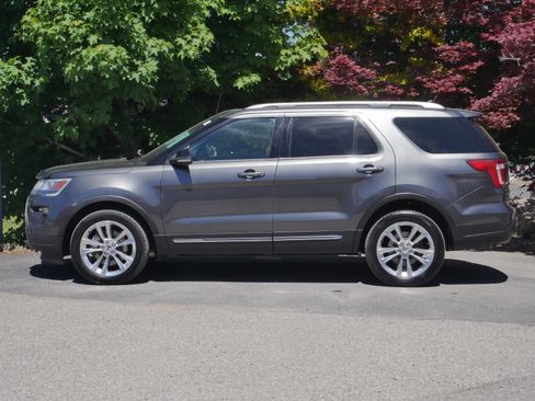 Used 2018 Ford Explorer XLT w/ Equipment Group 202A AWD/4WD image 16