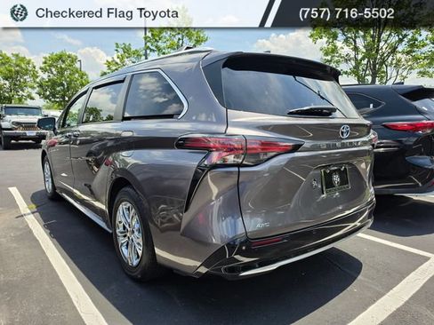 Used 2023 Toyota Sienna Platinum AWD/4WD image 4