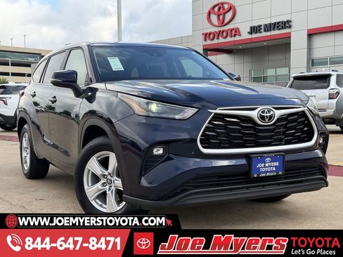 Used 2025 Toyota Highlander LE image 2