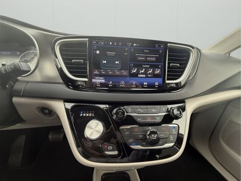 Used 2024 Chrysler Pacifica Touring-L image 20