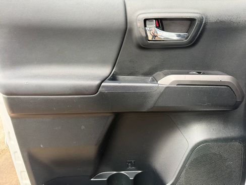 Used 2017 Toyota Tacoma TRD Sport w/ Tow Package image 10