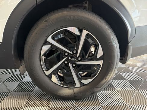 Used 2025 Kia Sportage LX image 8