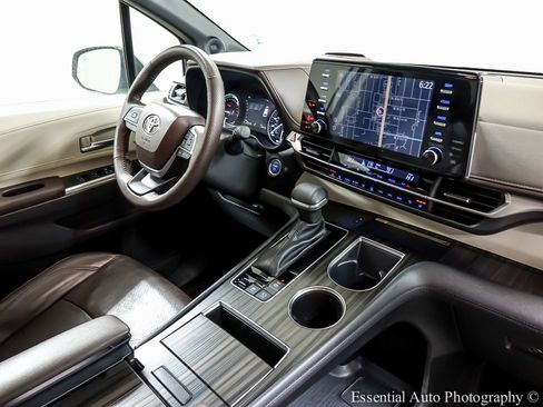 Used 2023 Toyota Sienna Platinum image 24