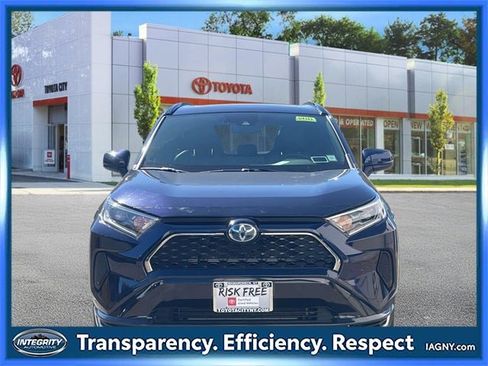 Used 2021 Toyota RAV4 SE image 2