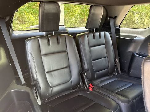 Used 2018 Ford Explorer XLT w/ Equipment Group 202A FWD image 31