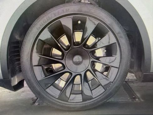 Used 2024 Tesla Model Y Long Range AWD/4WD image 8