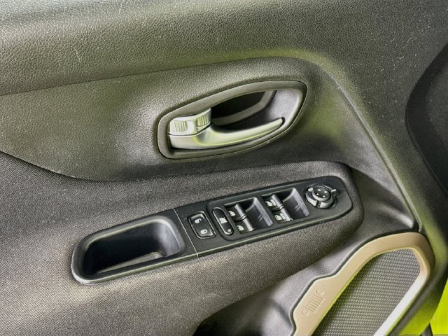 Used 2017 Jeep Renegade Latitude w/ Popular Equipment Group FWD image 21