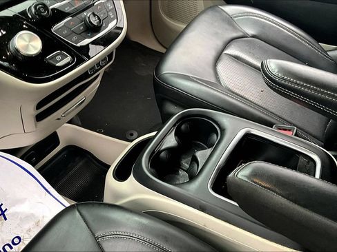 Used 2023 Chrysler Pacifica Touring-L FWD image 18