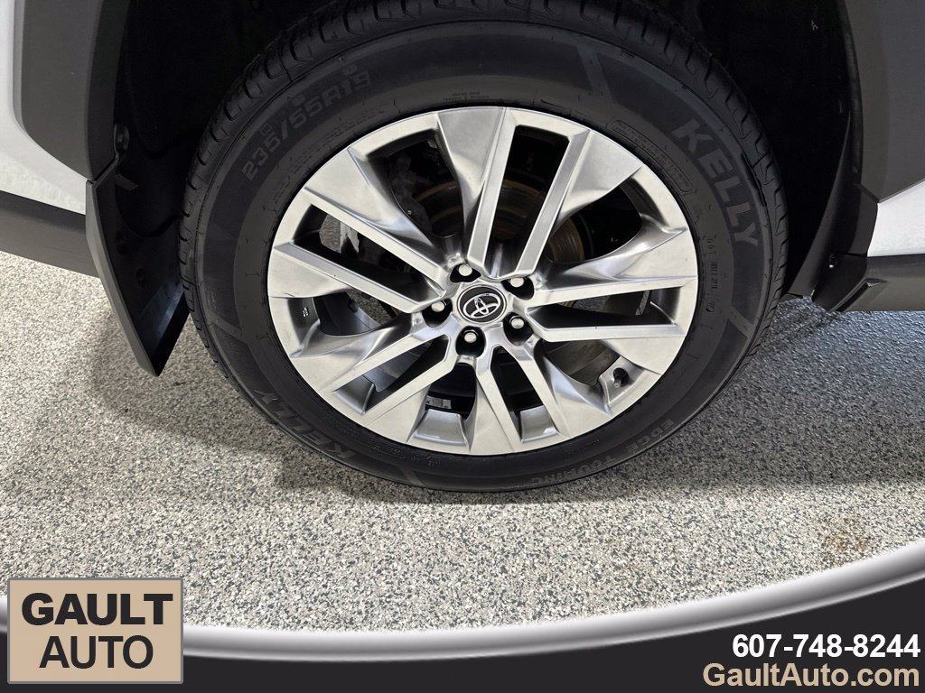 Used 2020 Toyota RAV4 XLE Premium AWD/4WD image 20