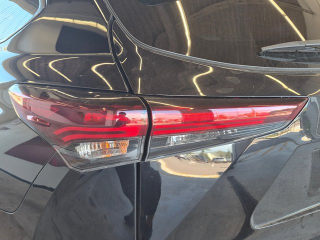 Used 2024 Toyota Highlander LE FWD image 9