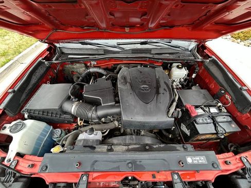 Used 2017 Toyota Tacoma TRD Off-Road AWD/4WD image 32