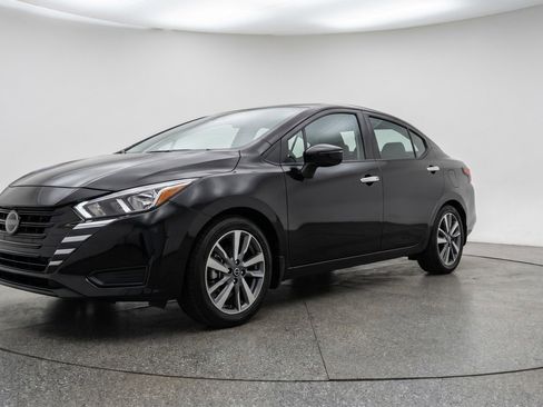 Used 2025 Nissan Versa SV image 3
