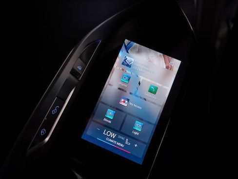 Used 2025 BMW 740i w/ Premium Package image 14