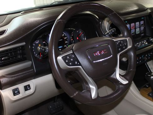 Used 2017 GMC Acadia Denali w/ Technology Package AWD/4WD image 23