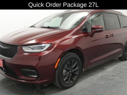 Used 2021 Chrysler Pacifica Touring-L w/ Uconnect Theater Family Group AWD/4WD image 3