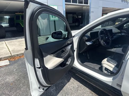 Used 2024 BMW 530i w/ M Sport Package image 12