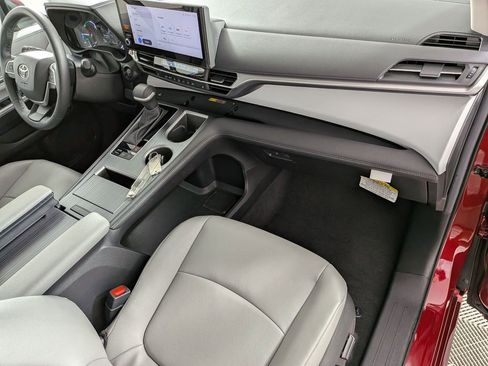 Used 2025 Toyota Sienna XLE FWD image 28