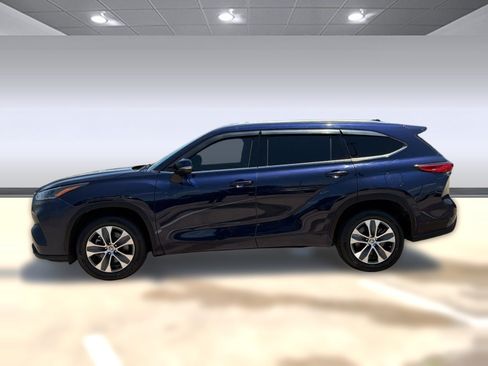 Used 2021 Toyota Highlander XLE FWD image 2