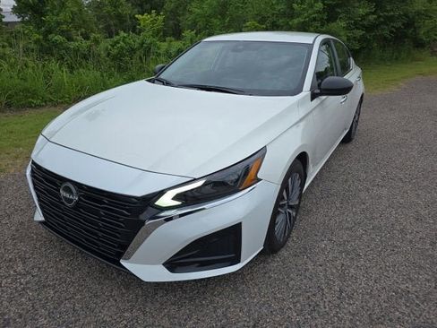 Used 2025 Nissan Altima 2.5 SV FWD image 1