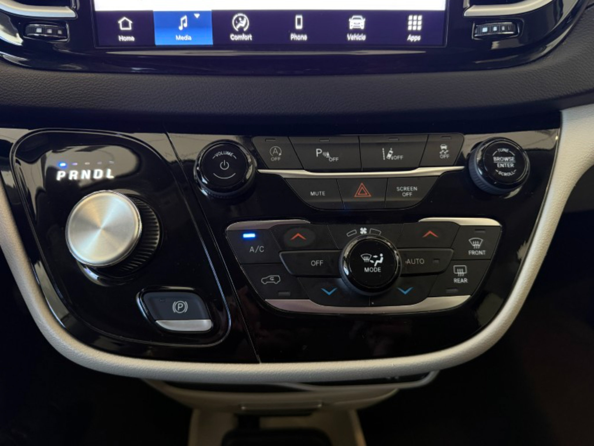 Used 2024 Chrysler Pacifica Touring-L FWD image 40