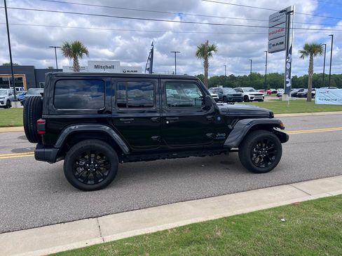 Certified 2025 Jeep Wrangler Unlimited Sahara w/ Safety Group AWD/4WD image 2