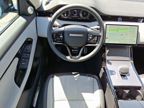 Certified 2025 Land Rover Range Rover Evoque Dynamic SE image 4