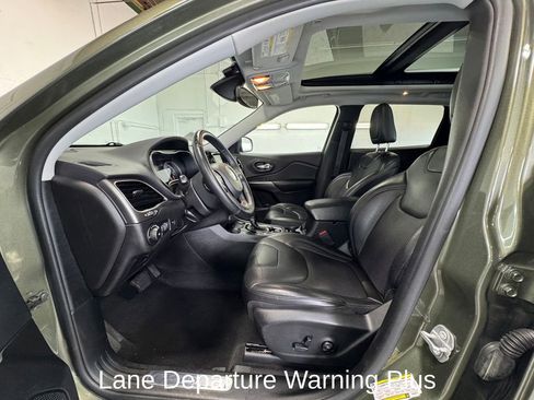 Used 2019 Jeep Cherokee Limited w/ Luxury Group AWD/4WD image 12