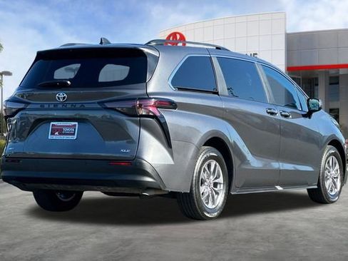 Used 2025 Toyota Sienna XLE image 4