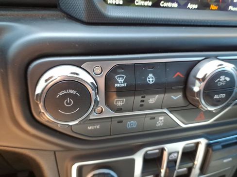 Used 2023 Jeep Wrangler Unlimited Sahara w/ Cold Weather Group AWD/4WD image 21