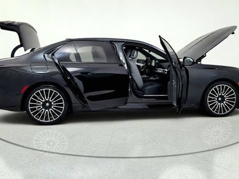 Used 2025 BMW i7 xDrive60 w/ Executive Package RWD image 20