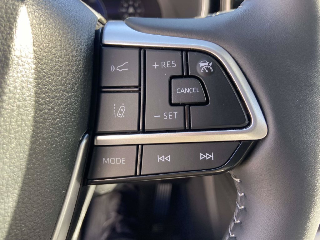 Used 2026 Toyota Highlander Limited AWD/4WD image 32