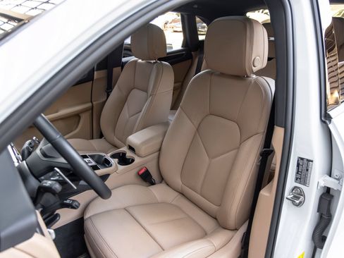 Certified 2026 Porsche Macan AWD/4WD image 5