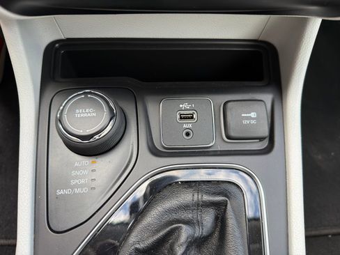 Used 2020 Jeep Cherokee Limited w/ Technology Group image 24