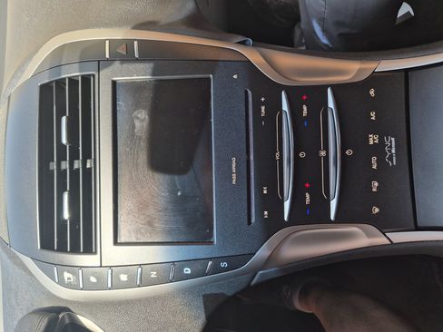 Used 2013 Lincoln MKZ FWD image 13