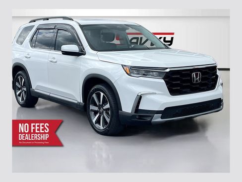 Used 2025 Honda Pilot Touring image 1