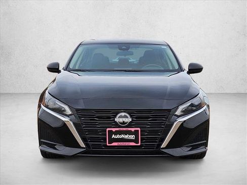 Used 2024 Nissan Altima 2.5 SV image 2