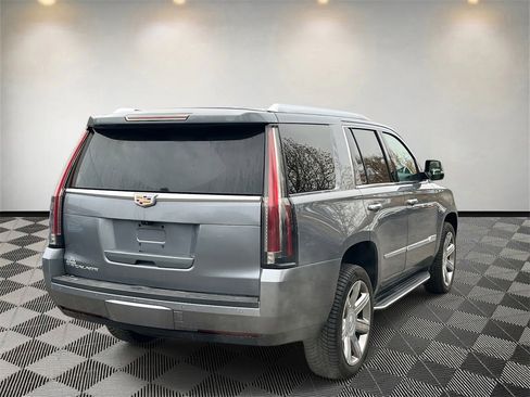 Used 2019 Cadillac Escalade Luxury image 3