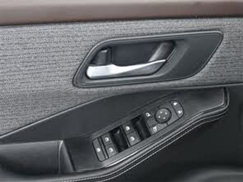 Used 2022 Nissan Rogue SV image 9