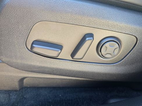 Used 2025 Kia Carnival FWD image 22
