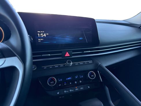 Used 2023 Hyundai Elantra Limited FWD image 13