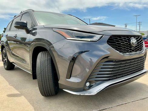 Used 2022 Toyota Highlander XSE image 2