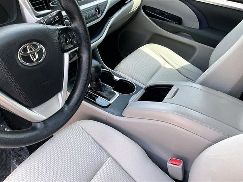 Used 2018 Toyota Highlander LE FWD image 16
