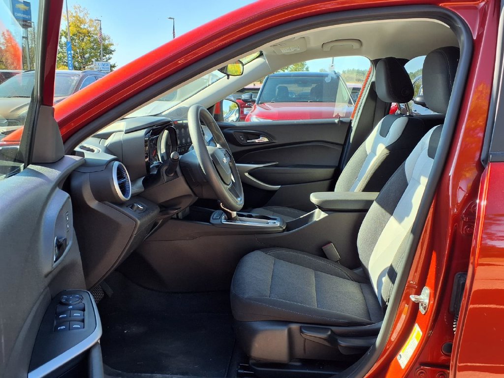 Used 2024 Chevrolet Trax LS w/ LS Convenience Package FWD image 19