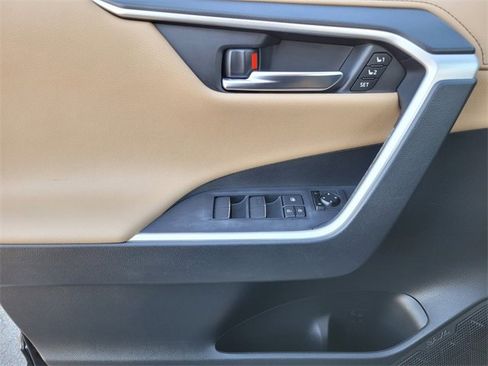 Used 2019 Toyota RAV4 Limited image 38