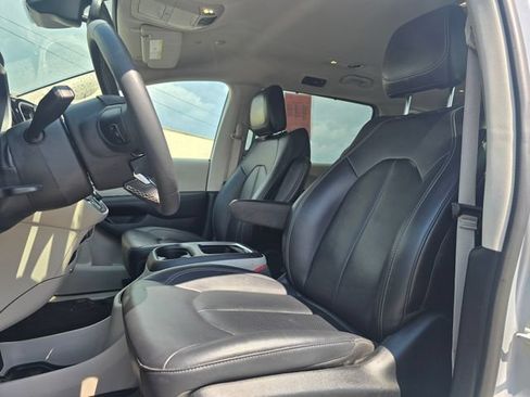 Used 2024 Chrysler Pacifica Touring-L FWD image 11
