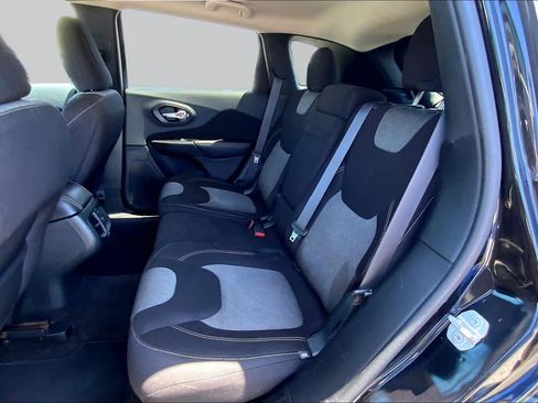 Used 2016 Jeep Cherokee Sport FWD image 20