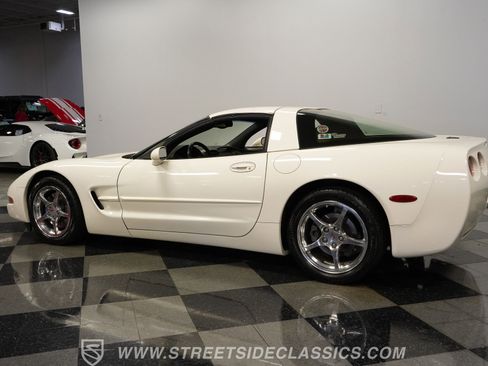 Used 2001 Chevrolet Corvette Coupe w/ Preferred Equipment Group2 RWD image 9