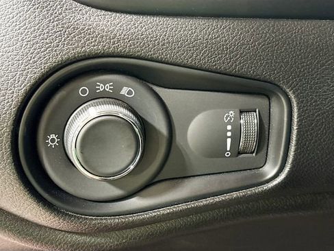 Used 2018 Jeep Renegade Sport w/ Power & Air Group image 12