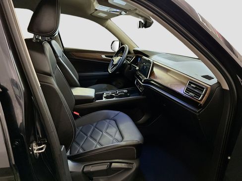 Used 2025 Volkswagen Atlas SE image 34