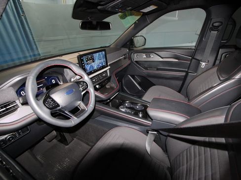 Used 2025 Ford Explorer ST-Line AWD/4WD image 2